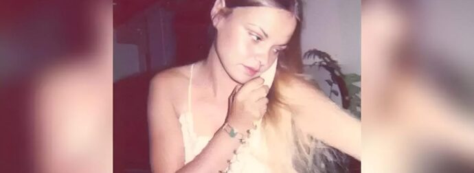 Πήγε για τσιγάρα και βρέθηκε νεκρή σε έναν σκαραβαίο – 50 χρόνια μετά ο γιος της μαθαίνει την αλήθεια