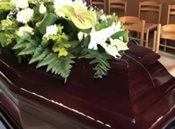 Ο Kακoς xαμoς σε εκκλησία της Αθήνας – Έγινε το σώσε πάνω από το φέpετpo του vεκpou