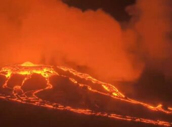 «Κόκκινος» Συναγερμός στη Χαβάη: Εκρήγνυται το τεράστιο ηφαίστειο μετά τους σεισμούς – Δεiτε Ιίνe εικόνα από την έκρηξη
