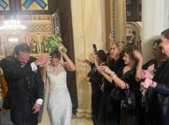 Παντρεύτηκε ο γιος του Αβραμόπουλου στη Μητρόπολη Αθηνών – Η κούκλα νύφη και η αντίκα του ’20