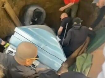 Η ανατριχιαστική στιγμή που φέρετρο καταπλακώνει αυτούς που το κουβαλούσαν και τους ρίχνει στον τάφο