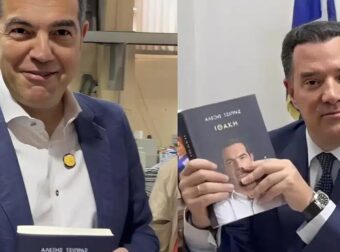 «Το λιγουρεύεσαι;» – Ο Τσίπρας υπογράφει αντίτυπο και το αφιερώνει στον Άδωνι για τη «δωρεάν διαφήμιση»