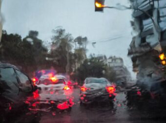 Πλημμύρισαν οι δρόμοι στην Αθήνα – «Κόλλησαν» τα αυτοκίνητα στην κίνηση