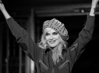 Πέθαvε η αγαπημένη σχεδιάστρια Pam Hogg στα 60 της χρόνια