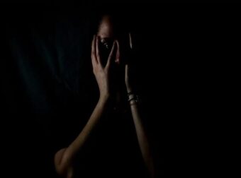 Κολωνός: Ούρλιαζε η μητέρα, για την ανάπηρη κόρη της – «Πατέρας – τέρας» της επιτέθηκε