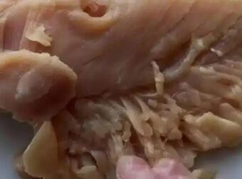 Αγόρασα στήθος κοτόπουλο και το έπλυνα πριν το μαγειρέψω, αλλά ξαφνικά παρατήρησα κάτι παράξενο