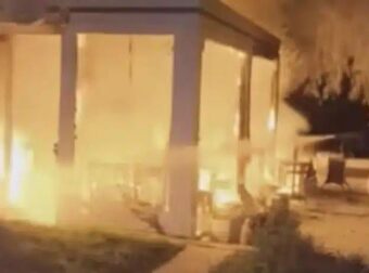 ΤΩΡΑ: ΕΚΡΗΞΗ ΚΑΙ ΦΩΤΙΑ ΣΕ ΚΑΦΕΤΕΡΙΑ ΓΕΜΑΤΗ ΚΟΣΜΟ