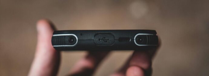 Σε τι χρησιμεύει η μικρή στρογγυλή τρύπα στα κινητά τηλέφωνα δίπλα στην είσοδο του φορτιστή