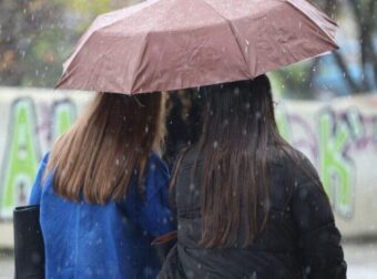 Καιρός: Οι μετεωρολόγοι προειδοποιούν – Δύσκολο 48ωρο με κύματα καταιγίδας, αδιάκοπες βροχές