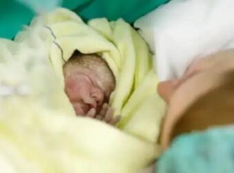 Μ. Βρετανία: 18χρονη γέννησε μετά από 4 ώρες τοκετού – Βρήκαν δόντι στο στόμα του μωρού
