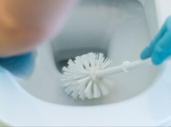 Το κόλπο που κάνουν καφετέριες και εστιατόρια για να μοσχοβολάνε οι τουαλέτες: Ρίξτε αυτό το υγρό μέσα στο πιγκάλ και θα…πάθεις πλάκα