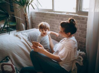 ΕΚΤΑΚΤΟ: 880€ τον μήνα για μητέρες: Πώς γίνεται η αίτηση και πώς να εγκριθεί γρήγορα