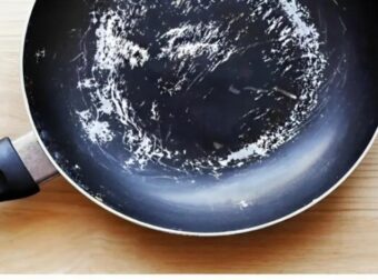 Αν το τηγάνι σας έχασε την αντικολλητική του επίστρωση, μην το πετάξετε. Έτσι θα το κάνετε να μην ξανακολλήσει τίποτα