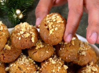 Τέλεια μελομακάρονα με 8 κινήσεις – Βήμα-βήμα η συνταγή για να είναι τραγανά από έξω και λιώμα μέσα