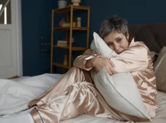 Αν είσαι γυναίκα μετά τα 55 και ξυπνάς σχεδόν κάθε βράδυ περίπου στις 3 τα ξημερώματα, δες τι πρέπει να προσέξεις
