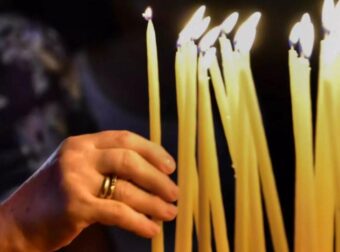 Τί πρέπει να λέμε όταν ανάβουμε ένα κερί