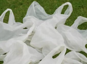 Σταματήστε να πετάτε τις πλαστικές σακούλες από τα ψώνια – 10 έξυπνα κóλπα για να τις χρησιμοποιήσετε μέσα στο σπίτι