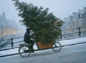 Αυτό δεν έχει ξαναγίνει στην τηλεόραση: Σάλος με χριστουγεννιάτικη διαφήμιση που κυκλοφορεί