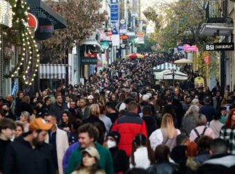 Εορταστικό ωράριο: Ανοιχτά τα καταστήματα τις επόμενες τρεις Κυριακές – Ποια μένουν κλειστά αύριο