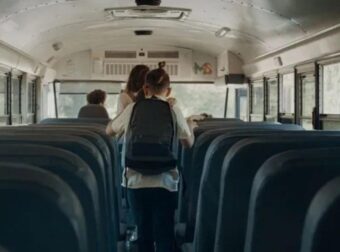 Λεωφ. Βάρης-Κορωπίου: Στόχος επίθεσης από άγνωστο σχολικό λεωφορείο που μετέφερε μαθητές