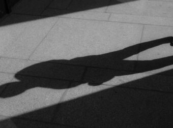 Στο νοσοκομείο κατέληξε ένας ασφαλιστής στο Αίγιο, έπειτα από επίθεση από γνωστό πρώην παίκτη ριάλιτι.