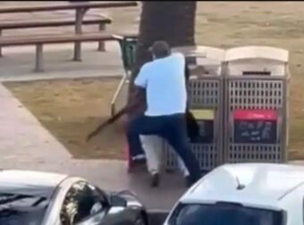 Η συγκλονιστική στιγμή σε βίντεο – Μακελείο στην Αυστραλία: Πολίτης-ήρωας αρπάζει τρομοκράτη που ήταν έτοιμος να εκτελέσει αθώους ανθρώπους