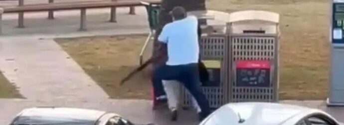 Η συγκλονιστική στιγμή σε βίντεο – Μακελείο στην Αυστραλία: Πολίτης-ήρωας αρπάζει τρομοκράτη που ήταν έτοιμος να εκτελέσει αθώους ανθρώπους