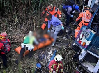 ΚΟΛΟΜΒΙΑ: 14 νεκροί μαθητές, 2 ενήλικοι και 20 τραυματίες σε τροχαίο με σχολικό λεωφορείο – Σε σοκ οι γονείς (video)