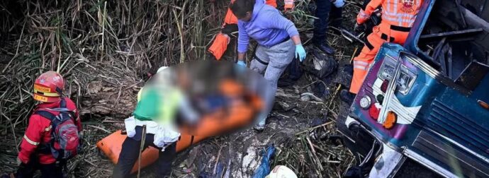 ΚΟΛΟΜΒΙΑ: 14 νεκροί μαθητές, 2 ενήλικοι και 20 τραυματίες σε τροχαίο με σχολικό λεωφορείο – Σε σοκ οι γονείς (video)