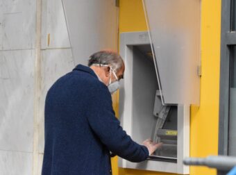 ΣΟΚ ΣΤΗΝ ΕΛΛΑΔΑ ΜΕ ΤΙΣ ΣΥΝΤΑΞΕΙΣ ΧΗΡΕΙΑΣ – ΓΙΑΤΙ ΚΟΒΟΝΤΑΙ – ΤΟΥΣ «ΠΕΤΑΕΙ» ΑΥΤΟΜΑΤΑ ΤΟ ΣΥΣΤΗΜΑ