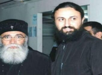 Απίστευτη μεταμόρφωση: Πέταξε τα ράσα, ξυρίστηκε και άλλαξε λουκ! Δείτε πώς είναι σήμερα ο Πάτερ Παντελεήμων