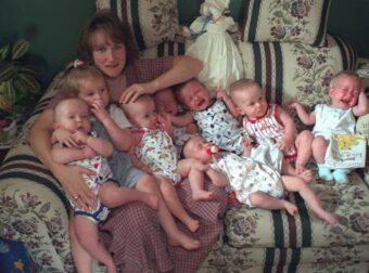 Θυμάστε την οικογένεια που είχε γεννήσει… επτάδυμα πριν από 28 χρόνια; Ε, ξεχάστε ό,τι ξέρετε! Έτσι είναι σήμερα το κάθε παιδί!