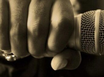 Όλη η Ελλάδα ψάχνει να δει ποιος είναι, «βούκινο» σε όλη την χώρα: Η 1η αντίδραση του τραγουδιστή μετά τις πληροφορίες για καταγγελίες περί ασέλγειας