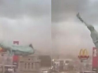 Δείτε βίντεο – Κατέρρευσε το «Άγαλμα της Ελευθερίας» από σφοδρή κακοκαιρία: Ριπές ανέμων 90 χλμ./ώρα