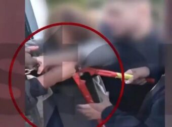 Σοκαριστικό βίντεο: Καθηγητής έπιασε τα δάχτυλα μαθητή με κόφτη σε κατάληψη στο Χαλάνδρι – «Βγάλ’το με πονάει»