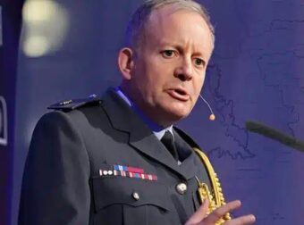 Ανακοίνωση σοκ από τον αρχηγό των Ενόπλων Δυνάμεων Βρετανίας: Τα παιδιά μας να είναι έτοιμα να πολεμήσουν