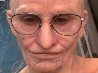 Κι όμως η γυναίκα στη φωτογραφία είναι η Ντέμι Μουρ