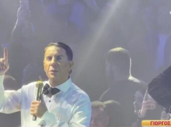 Μαζωνάκης: Έκανε πρεμιέρα στην Ακτή Πειραιώς – «Απλώστε και κανένα χέρι, μην ντρέπεστε»