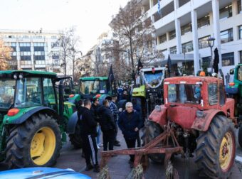 Μπλόκα αγροτών: Μαίνεται η πολιτική αντιπαράθεση
