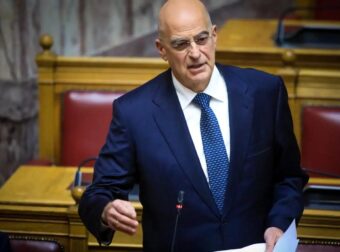 Χαμός στη Βουλή: Έκτακτo για Νίκο Δένδια