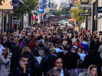 Εορταστικό ωράριο: Τι ώρες είναι σήμερα ανοιχτά τα καταστήματα – Τι γίνεται με τα σούπερ μάρκετ