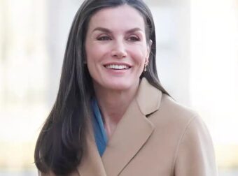 Ξέχνα το φουσκωτό μπουφάν: Το μάλλινο παλτό των Zara που ξεχωρίζει τον φετινό χειμώνα με τον «κόμπο Λετίθια»