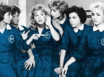 ΕΠΙΣΤΡΟΦΗ ΕΠΑΡΣΗΣ ΣΗΜΑΙΑΣ ΚΑΙ ΕΘΝΙΚΟΥ ΥΜΝΟΥ ΣΤΑ ΣΧΟΛΕΙΑ – ΤΙ ΛΕΕΙ Ο ΚΟΣΜΟΣ