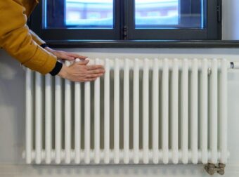 Επιτέλους μάθαμε επιτέλους την απάντηση: Είναι καλύτερα να ανοιγοκλείνουμε τη θέρμανση ή να την αφήνουμε ανοιχτή όλη μέρα;