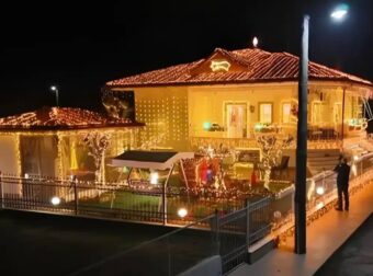 O κύριος Γιάννης στόλισε το σπίτι με άπειρα λαμπιόνια για τη σύζυγό του που λάτρευε τα Χριστούγεννα