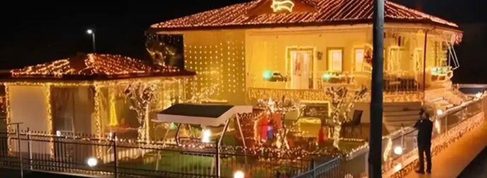 O κύριος Γιάννης στόλισε το σπίτι με άπειρα λαμπιόνια για τη σύζυγό του που λάτρευε τα Χριστούγεννα