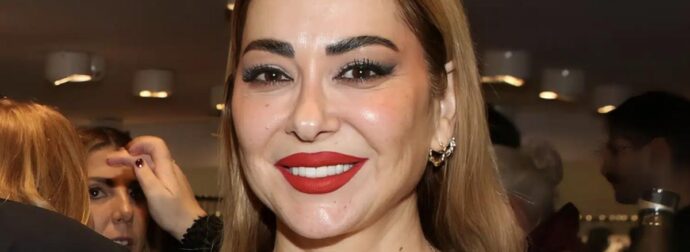 Αγνώριστη 51χρονη διάσημη Ελληνίδα τραγουδίστρια πιο όμορφη από ποτέ