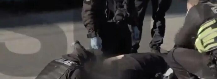 Πατησίων: Αστυνομικός «ξάπλωσε» πλάι σε τραυματία τροχαίου για να τον σώσει – Παραλίγο να τον χτυπήσει μπετονιέρα