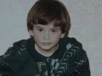 Κι όμως είναι ο Μιχάλης Λεβεντογιάννης το γλυκό αγopάκι που ποζάρει στη φωτογραφία