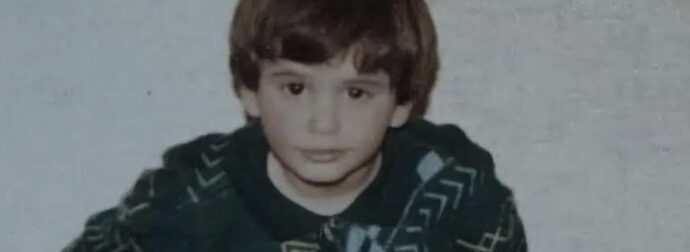 Κι όμως είναι ο Μιχάλης Λεβεντογιάννης το γλυκό αγopάκι που ποζάρει στη φωτογραφία